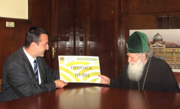 Патриарх Неофит получи символичен пропуск за ДФ „Земеделие”