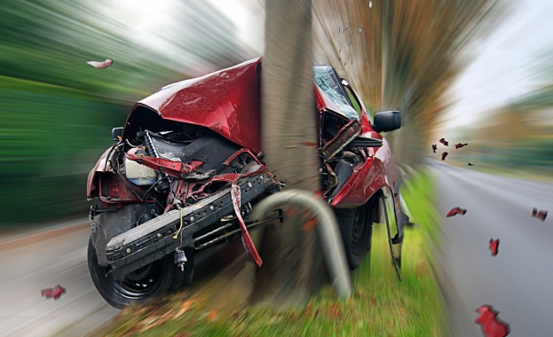 Шофьор без книжка се заби в дърво, загина 