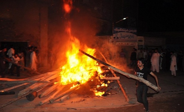 "Богохулство" във Фейсбук отне живота на баба и двете й внучета в Пакистан