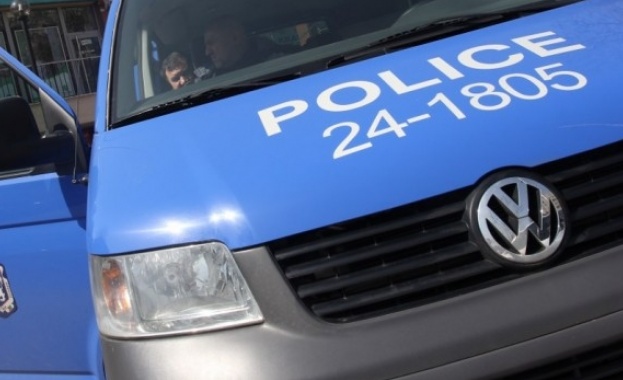 Трима младежи ограбиха обявен за издирване мъж