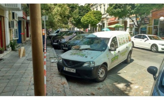 Срути се козирката на сграда във Варна 