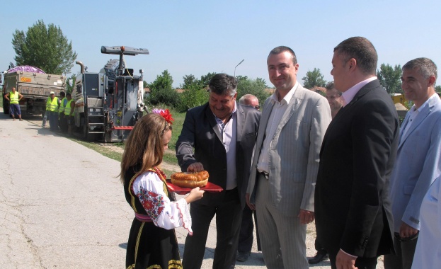 Директорът на ДФ „Земеделие" направи първа копка на два пътни участъка в Гулянци