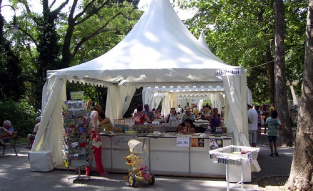 Срещи с автори и литературни четения на "Алея на книгата" - Варна