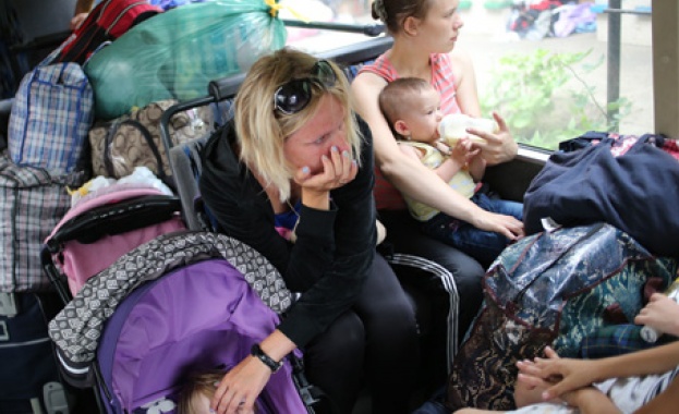 Дете загина при обстрел на автобус с бежанци в Донецка област
