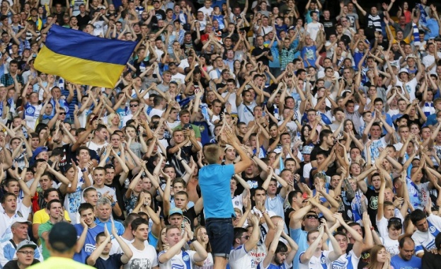 Украински и датски футболни фенове се сбиха заради руското знаме