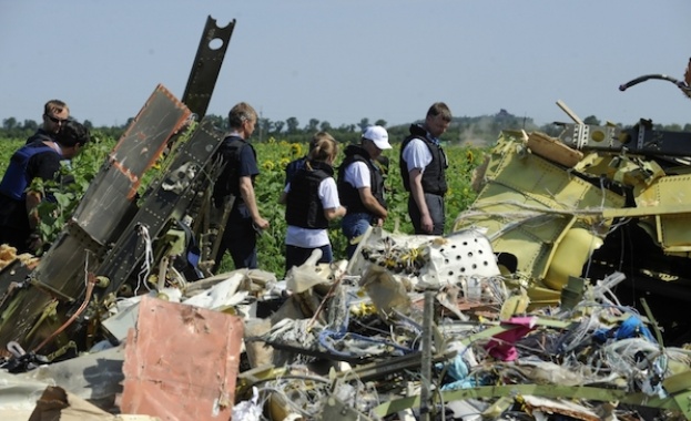 110 международни експерти работят на мястото на катастрофата на малайзийския самолет