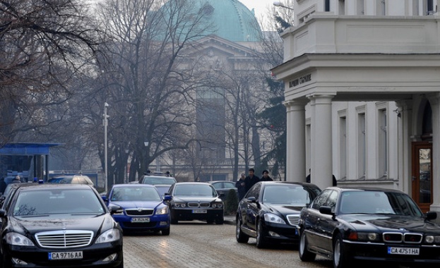  Сдружение „Зограф”: Кирил Петков да ореже автопарка на парламента