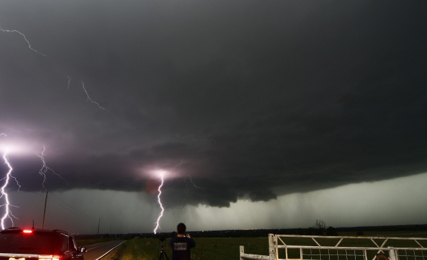 Бури оставиха клиенти на ЧЕЗ без ток 