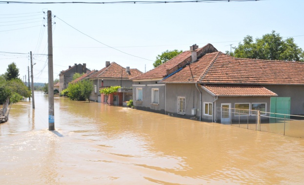 Продължава огледът на засегнатите къщи в Мизия 