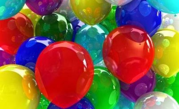 Потребителите на социалните мрежи споделят забавно видео, в което балон