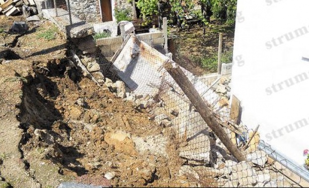 Свлачище заплашва да затрупа къщи в петричко село