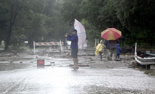 Валежи и гръмотевици в цялата страна, по-интензивни - в западната и централната част