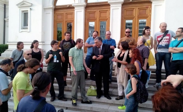 Близнашки се присъедини към протестиращи за снимка пред парламента