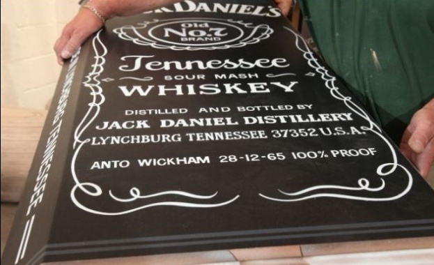 Ирландец си поръча ковчег под формата на бутилка уиски 