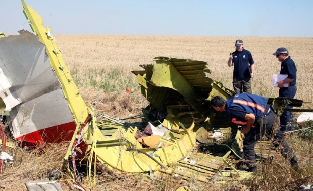 Експертите, работещи на мястото на катастрофата на малайзийския боинг, търсят помощ от местните 