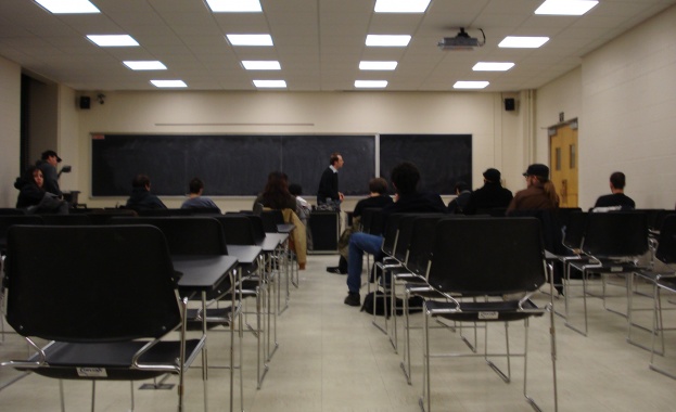 Закриват 18 университета в Албания - продавали дипломи