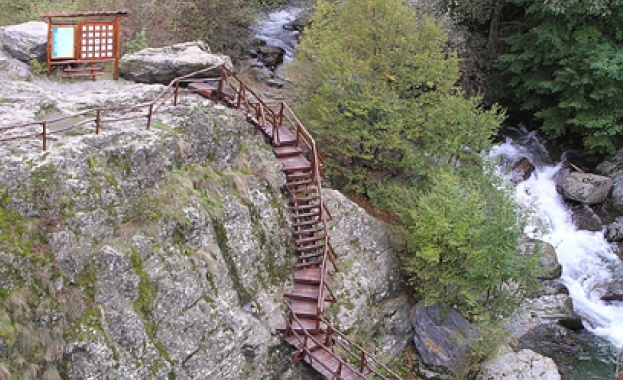 Свлачище затвори част от екопътека „Бяла река”