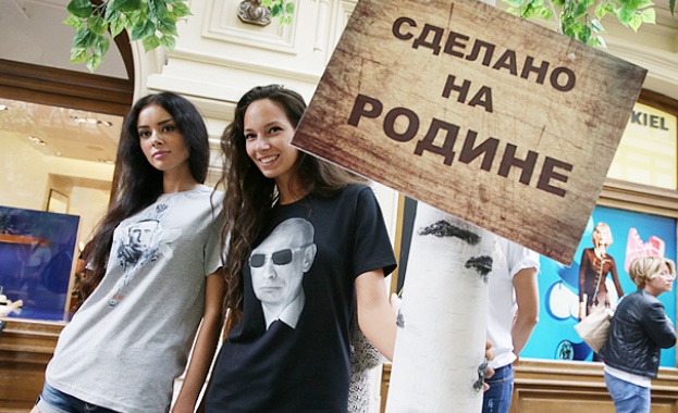 Мики Рурк си купи тениска с лика на Путин