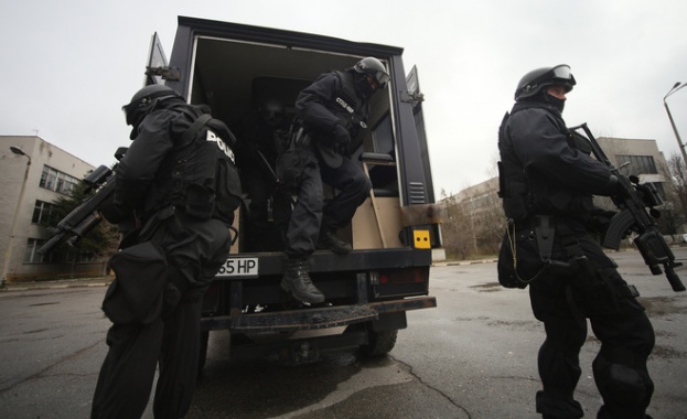 Задържаха трима мъже обявени за международно издирване Това се е