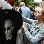 Три часа на опашка за тениска с Путин 