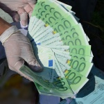 Преводите в евро до страни от EС поевтиняват с до 10 пъти