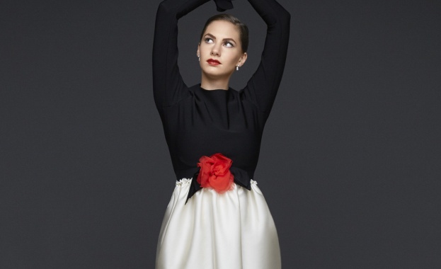 Внучката на Одри Хепбърн на корицата на Harper's Bazaar