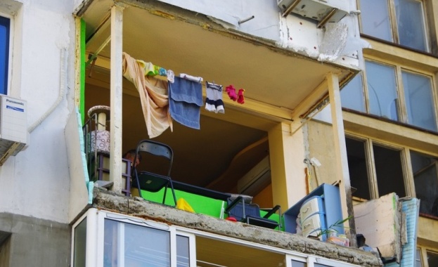 Мощен взрив в блок във Варна, има пострадало дете /обновена/ 