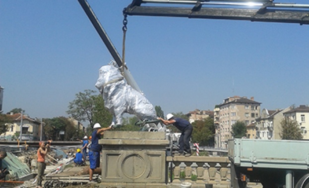 Реставрираха две от фигурите на "Лъвов мост"  