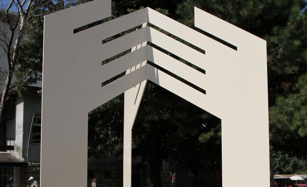 Варна благодари с 4-метров Символ на доброволеца