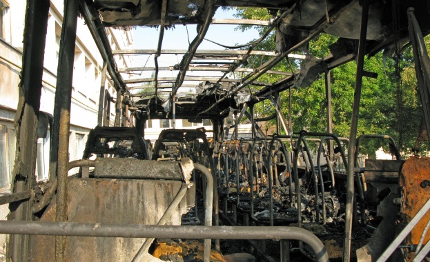 Автобус с над 30 деца пламна край Боровец