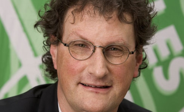 Отстраниха кмет заради голи селфита 