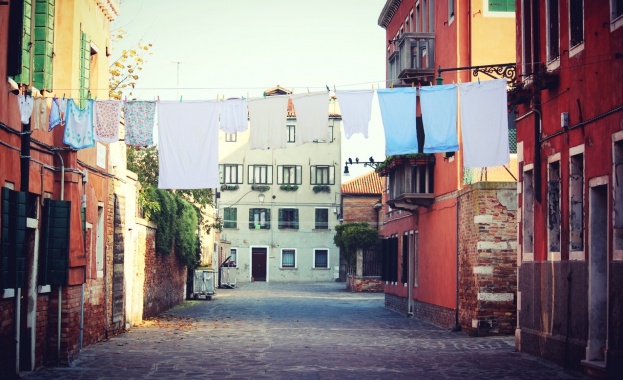 Претърсват изоставени селски къщи за бежанци