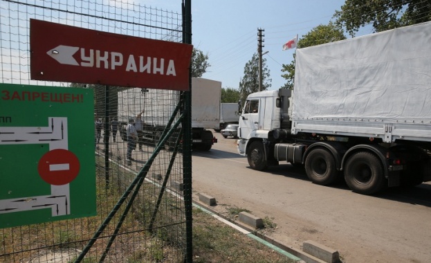 Първите 16 бели камиона с хуманитарна помощ се придвижват към КПП "Донецк"