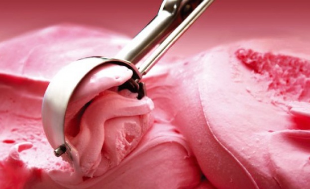 Френски кулинари изкушават със сладолед от розе 