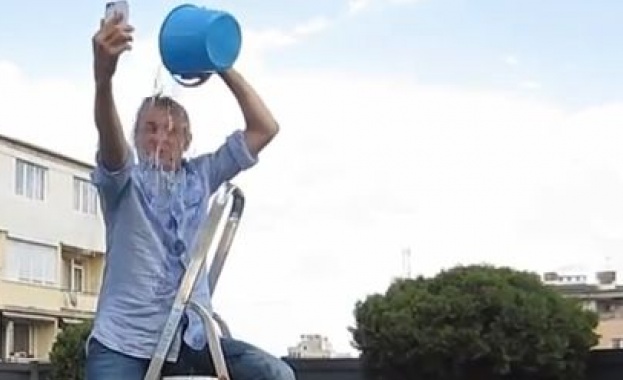 Паси прие предизвикателството "ледена кофа", номинира папата