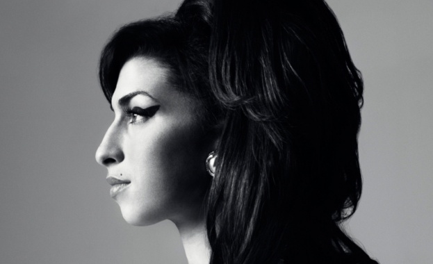 Вдигат статуя в цял ръст на Ейми Уайнхаус в Лондон 