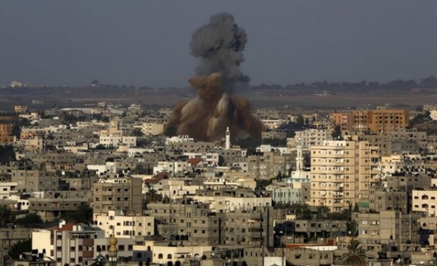Израел бомбардира цели в Газа в събота след като Съединените