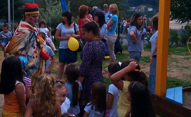 Родопско село се сдоби с детска площадка навръх празника си 