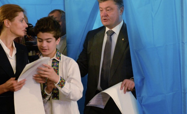 Синът на Порошенко припадна на молебен /видео/ 