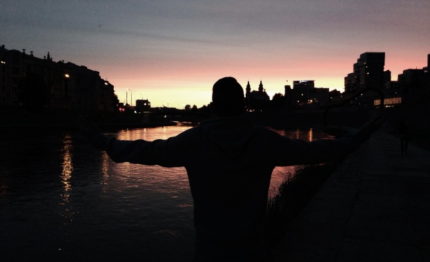 Влак прегази фотографи, снимащи залеза в Калифорния 