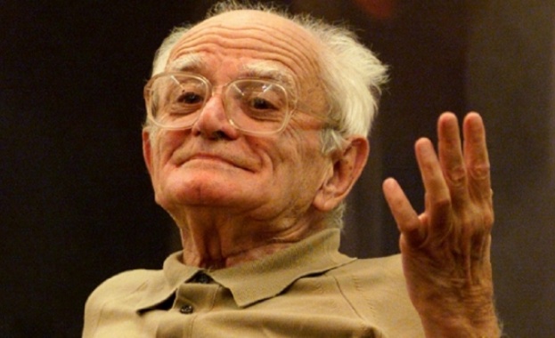 Хвърчащ човек е застанал между Небето и Земята, кани се да полети