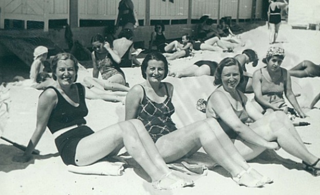 Знаменити българи от миналия век, снимани на морето, показва фотографска сбирка