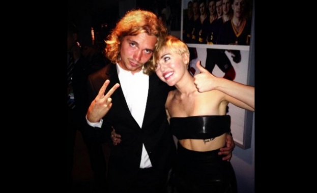 Полицията издирва бездомника, получил наградата на Майли Сайръс