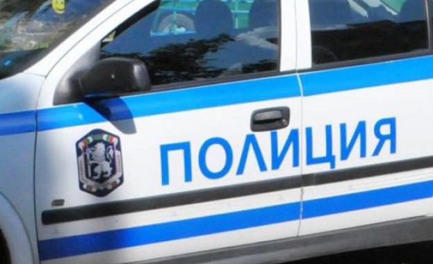 Млад мъж наби полицай и жена на улицата