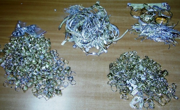 Бижута за 10 710 лева задържаха митническите служители 