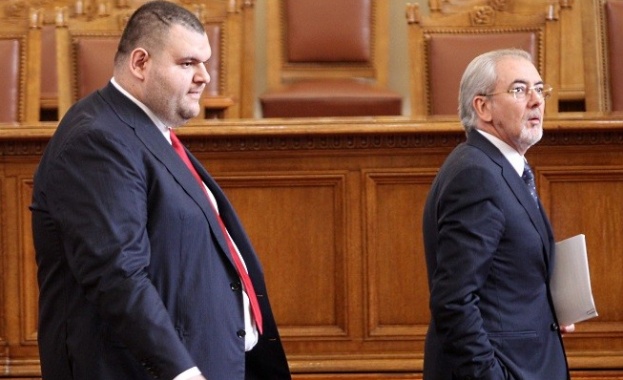 Местан отзад в НС, Пеевски зае неговото място в залата