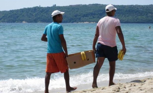 До 600 лева на ден от търговия с плодове на пясъка