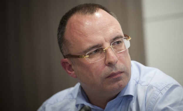 Въпреки подадената оставка шефът на ДФ "Земеделие" остава на поста си