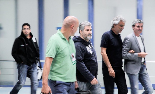 Бочели кацна в София