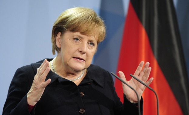 Партията на Меркел води убедително два месеца преди изборите в Германия